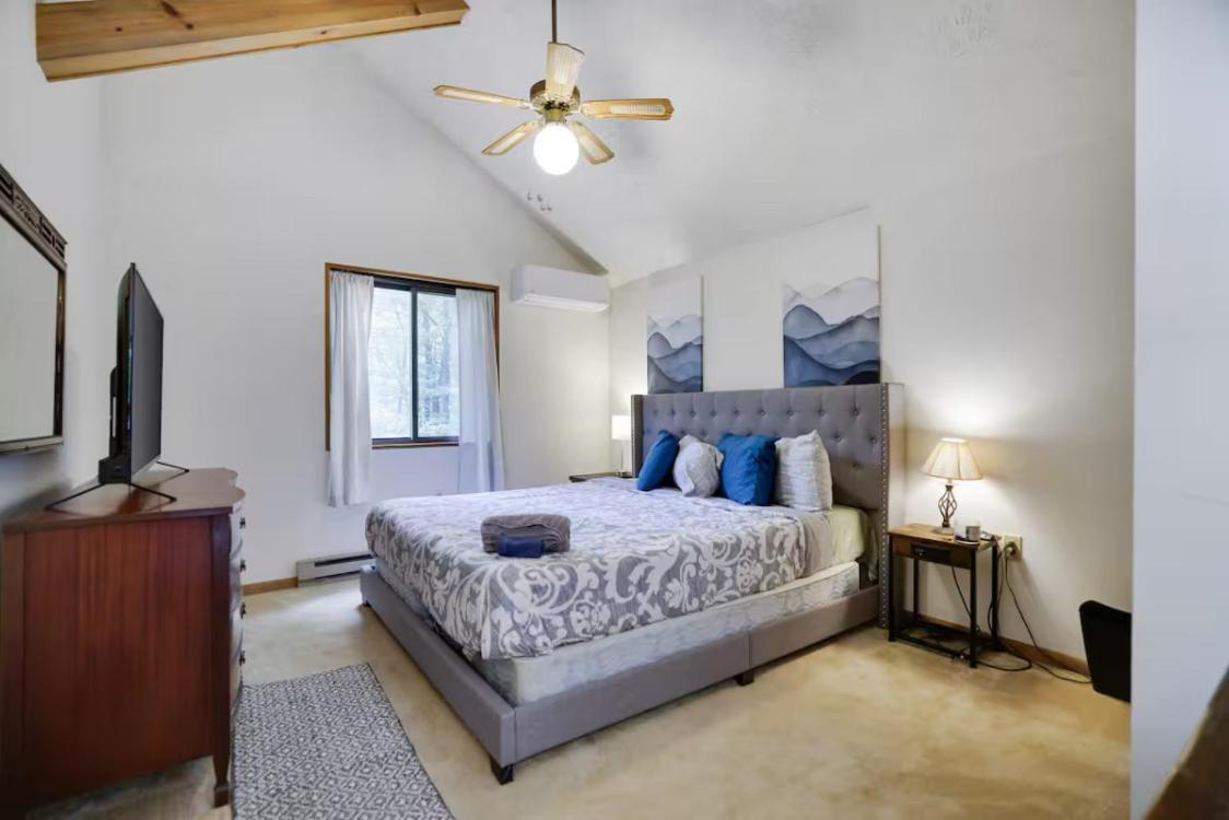 Weekend At Bernie's Ii! *pet-friendly* *jacuzzi Tub* *pool Table* Long Pond