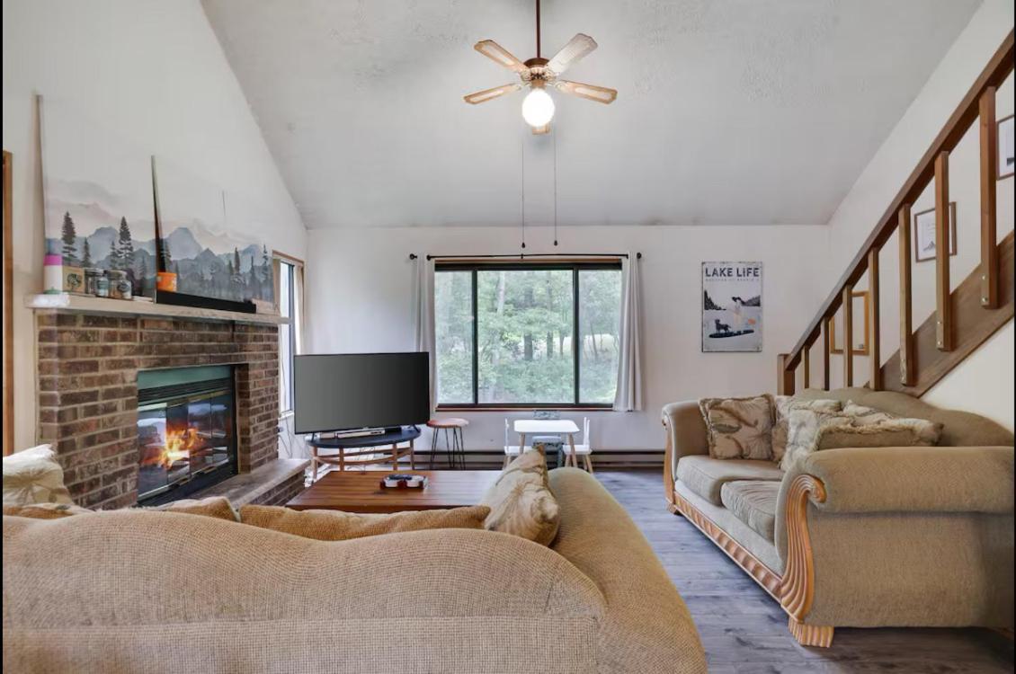 Weekend At Bernie's Ii! *pet-friendly* *jacuzzi Tub* *pool Table* Long Pond